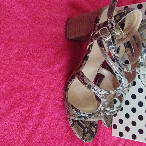 Dolce salvador Sandle with 3" heel size 9 - Picture 2 of 2